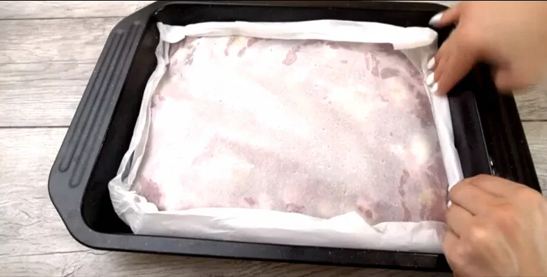 “М’ясо в папері”: виходить золотисте, наче його посмажили на сковороді. І біля плити стояти не потрібно