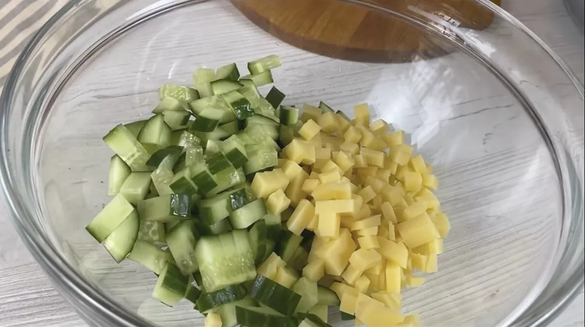 Салат “Дві хвилини”: дуже смачний і бюджетний, та й варити для нього нічого не треба