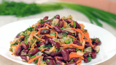 Секретний рецепт століття: спробуйте неймовірний “зимовий” салат із квасолі та солоних огірків, який вразить вашу уяву!