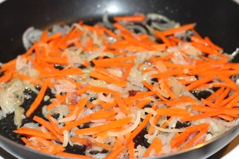 Цьому рецепту 100 років. Смачний, ситний “зимовий” салат із квасолі та солоних огірків