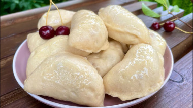 Вареники на пару по-українськи — пухке тісто на кефірі й багато начинки