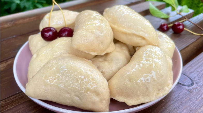 Вареники на пару по-українськи — пухке тісто на кефірі й багато начинки