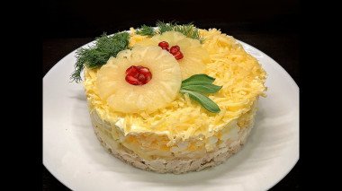 Ніжний салат з куркою і ананасами на святковий стіл, новорічний фаворит