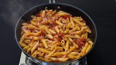 Ароматні макарони з беконом та овочами на швидку руку